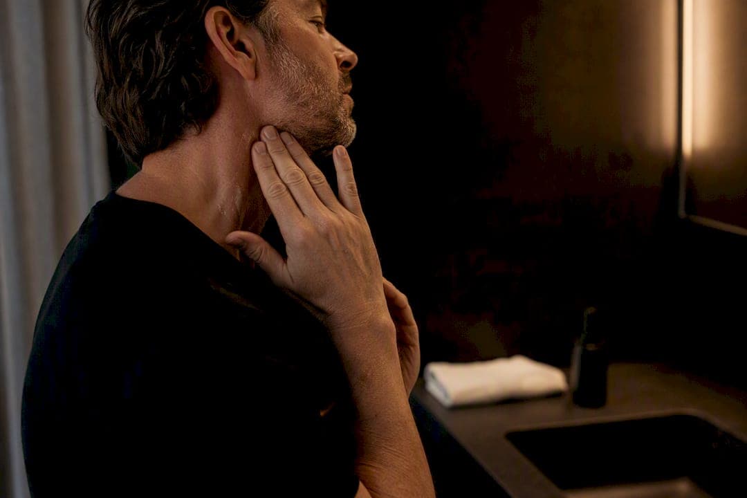 Neck lines treatment men: what actually works